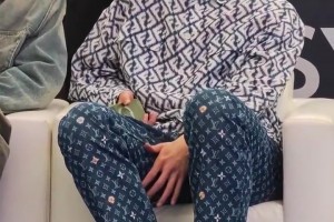 王哲林出席某篮球活动，这身穿搭好骚啊