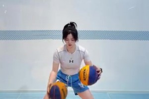 不吹不黑，应该有很多吧友双手运双球的水平，不如这位小姐姐